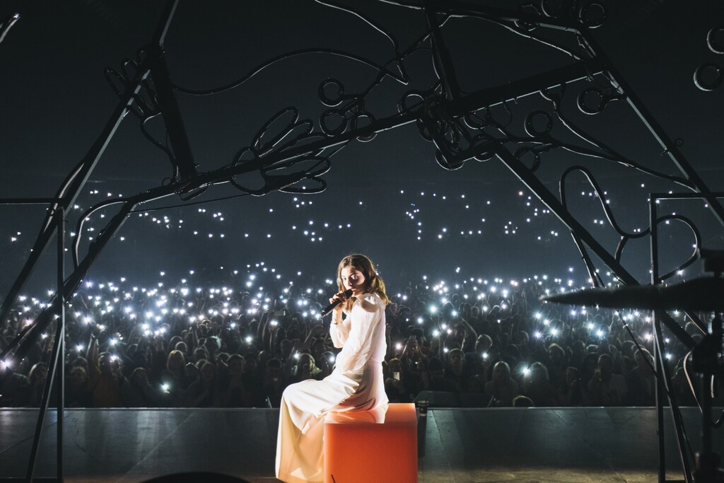 הזמרת Lorde על Candy Cube של מרסליס בהופעה באנטוורפן