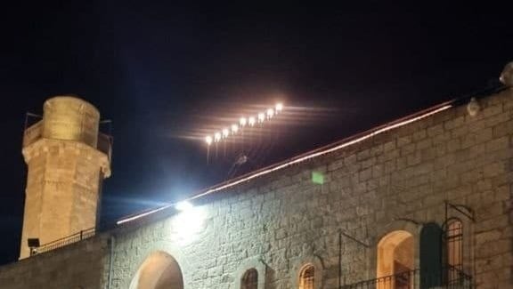 החנוכייה על גג המסגד החנוכיה שהוצבה על גג מסגד בנבי סמואל