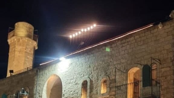 החנוכיה שהוצבה על גג מסגד בנבי סמואל