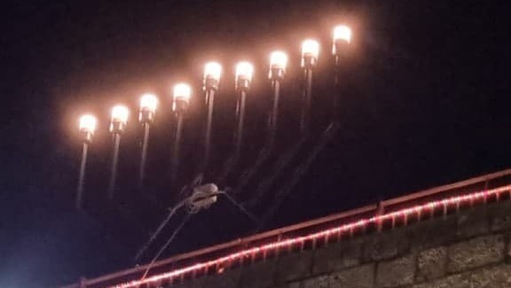 תושבי הכפר הפלסטיני הסמוך זעמו החנוכיה שהוצבה על גג מסגד בנבי סמואל