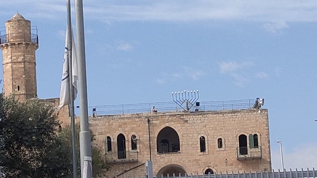 החנוכייה, הבוקר החנוכיה שהוצבה על גג מסגד בנבי סמואל