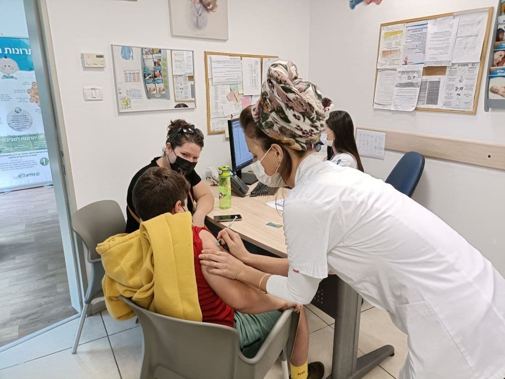 A child receives his coronavirus vaccine at a clinic in Kiryat Gat (Photo: Barel Ephraim) חיסוני ילדים בכללית, קריית גת