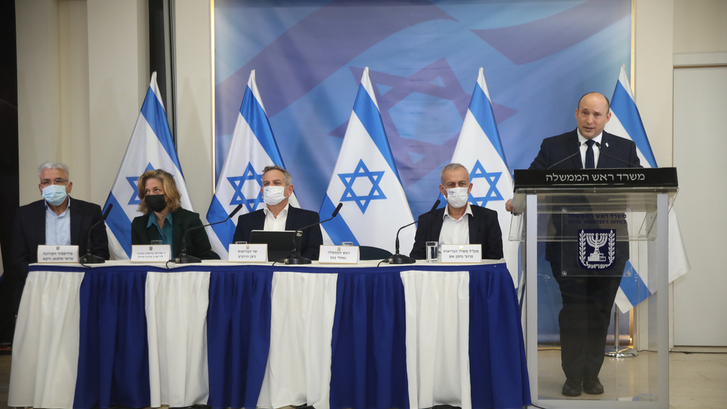 בנט ובכירי משרד הבריאות בתדרוך אתמול (צילום: מוטי מילרוד) מסיבת עיתונאים אודות הווריאנט החדש