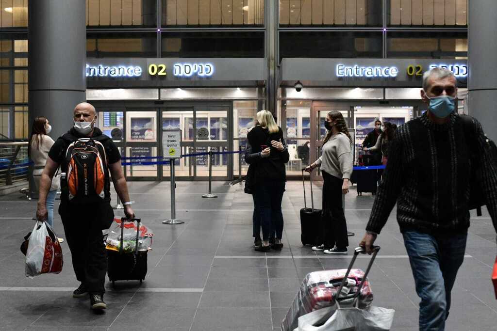 נתב"ג בסוף השבוע (צילום: יובל חן) נוסעים לאחר חזרתם לארץ בנתב"ג