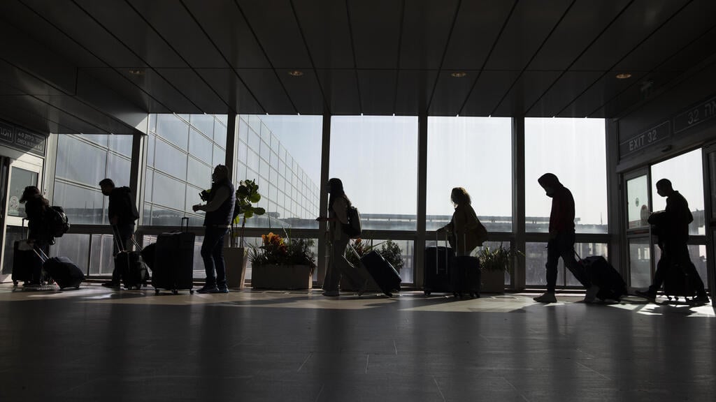 Ben Gurion Airport (Photo: AP) נוסעים בנתב"ג