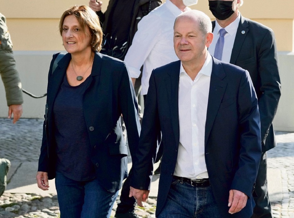 ''אין לנו ילדים כי החלטנו שזה יגזול זמן ואנרגיה ממה שאנחנו רוצים לעשות בפוליטיקה''. שולף עם רעייתו בריטה ארנסט (צילום: AP) אולף שולף ורעייתו בריטה ארנסט