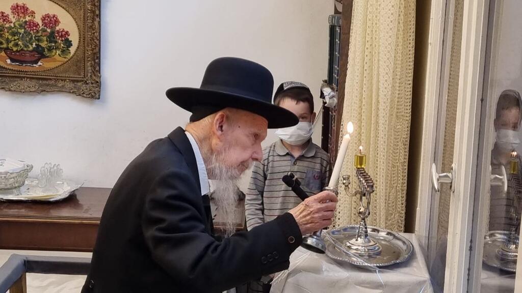 Le rabbin Gershon Edelstein allume la première bougie