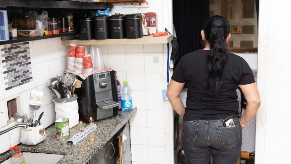 "הייתי נרדמת בבכי מדאגה שלא אצליח להאכיל את הילדים שלי". אסתי (צילום: טל שחר) אסתר שם בדוי