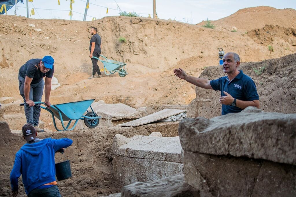 מנהל החפירה, פבלו בצר, ליד ארונות קבורה מימי הסנהדרין ביבנה (צילום: יולי שוורץ, רשות העתיקות) מנהל החפירה, פבלו בצר, ליד ארונות קבורה מימי הסנהדרין ביבנה