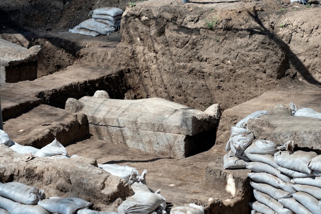 קברים שהתגלו ביבנה (צילום: יניב ברמן, רשות העתיקות) קברים שהתגלו ביבנה
