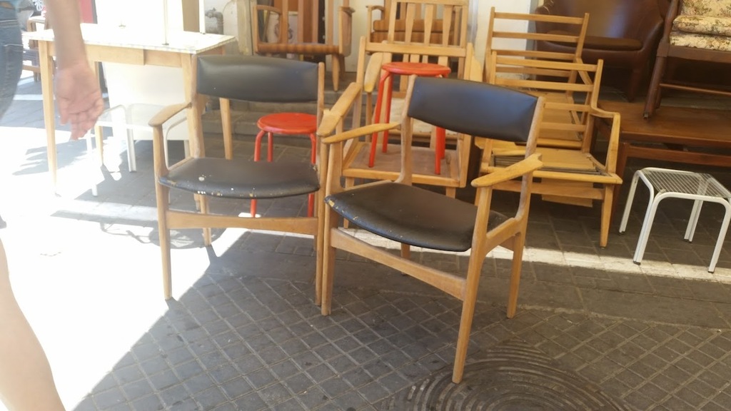 זוג כסאות דניש שיכלו להזרק לפח מצאו בית חדש