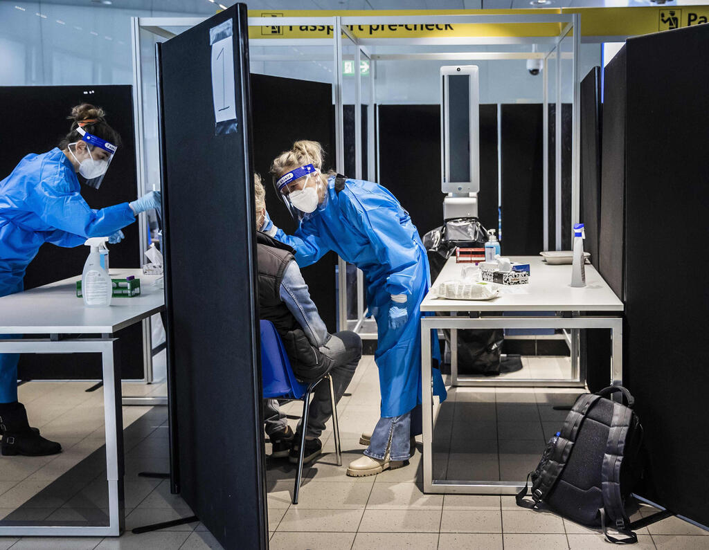A coronavirus testing facility at Amsterdam's Schiphol Airport (Photo: AFP) בדיקת קורונה ב נמל התעופה סחיפהול ליד אמסטרדם הולנד בצל חשש מ זן קורונה חדש אומיקרון