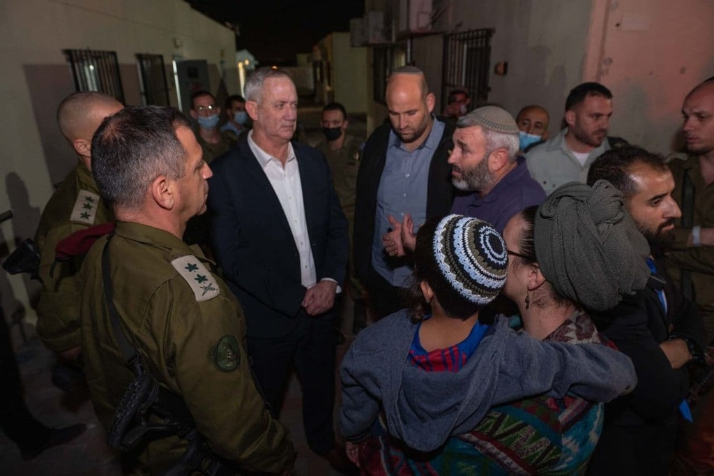 "המתיישבים הם החומה של מרכז הארץ". גנץ וכוכבי עם במפגש עם התושבים מפגש תושבים עם הרמטכ"ל ושר הביטחון