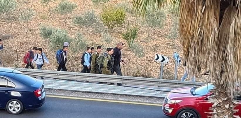 חיילים מלווים ילדים פלסטינים לבית הספר חיילי צהל מלווים ילדים פלסטינים לבית הספר בעקבות יידוי האבנים