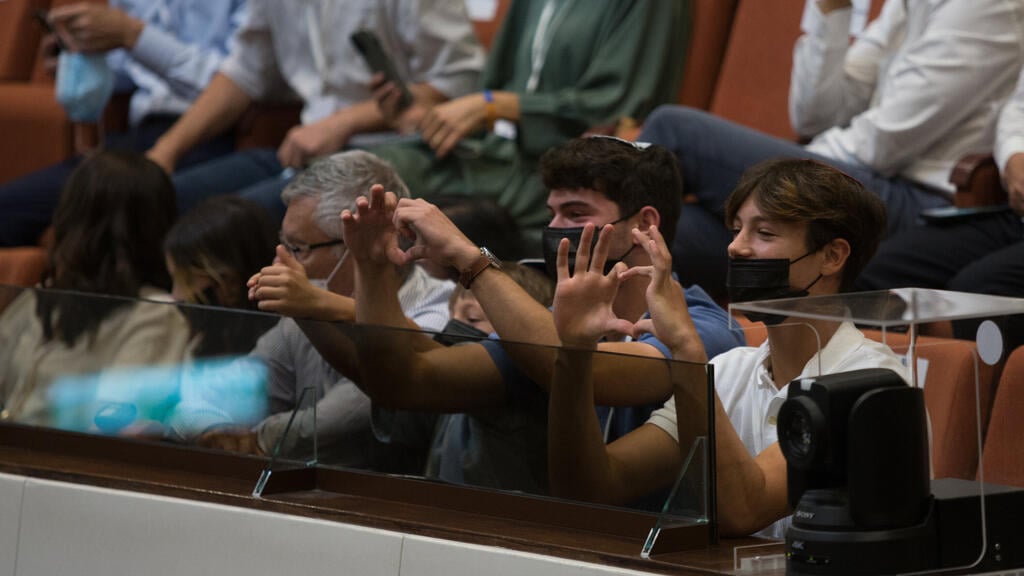 Bennett's two sons supporting the father in the Knesset (Photo: Alex Kolomoisky) ילדיו של בנט בהשבעתו בכנסת
