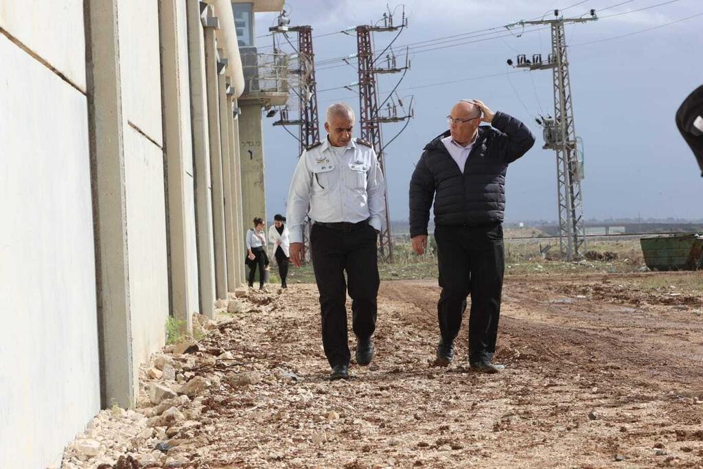 יו''ר ועדת הבדיקה הממשלתית בסיור בכלא גלבוע (צילום: גיל נחושתן) מנחם פינקלשטיין יו''ר ועדת הבדיקה הממשלתית בסיור בכלא גלבוע