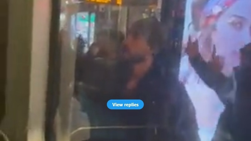 Young men spat on the bus, yelled verbal threats, and swore the Jewish passengers (Photo: Screenshot from Twitter) Young men spat on the bus, yelled verbal threats, and swore the Jewish passengers