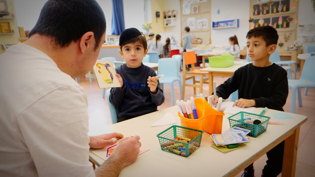 משמש לילדים בתור מודל לארגון וסדר. נועם עם ילדי הגן (צילום: ירון שרון) שווה בין שווים: הגן שבו נועם משאיר את המוגבלות מאחור