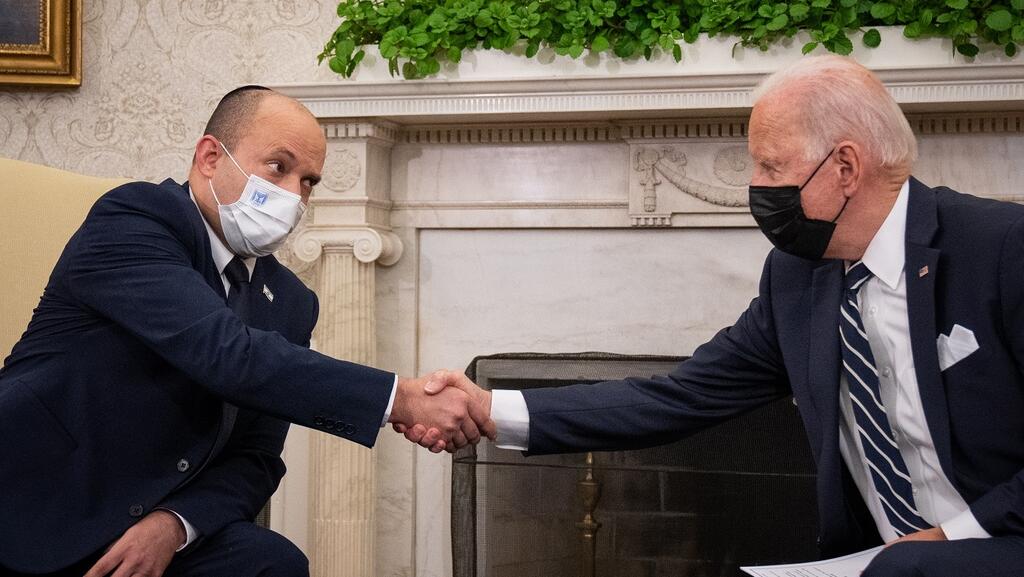 Prime Minister Naftali Bennett and U.S. President Joe Biden at the White House (Photo: EPA) ג'ו ביידן ונפתלי בנט בלחיצת יד בעת המפגש בבית הלבן
