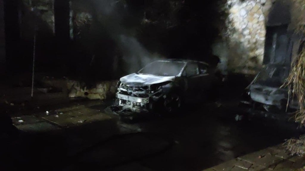 גם כלי רכב הוצתו (צילום: כבאות חוף) כיבוי רכבים ובתים שהוצתו באום אל פחם