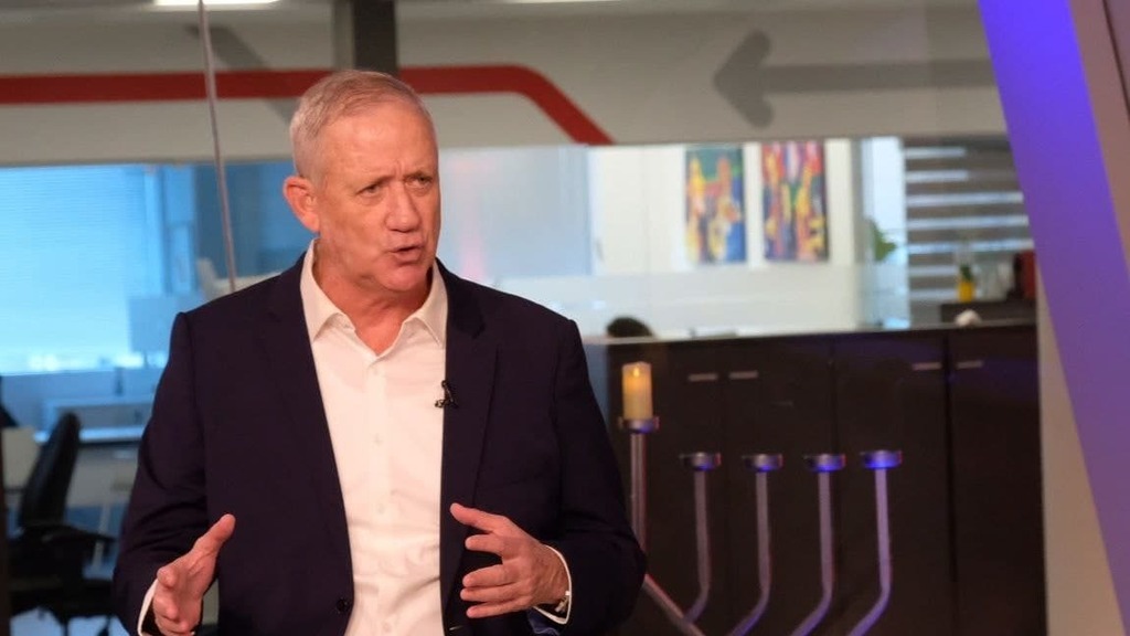 בני גנץ בריאיון באולפן ynet