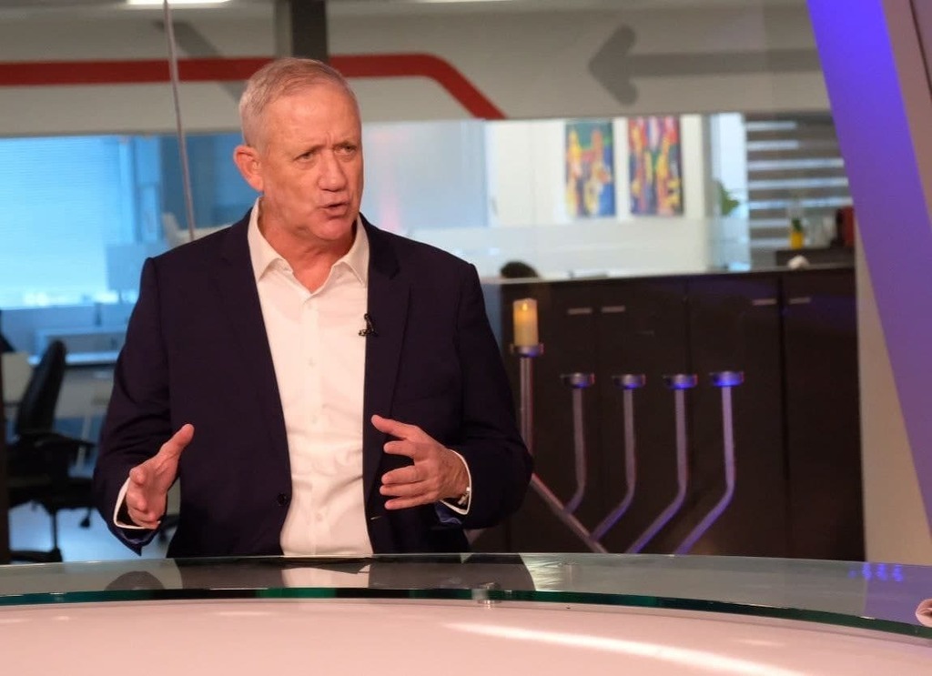 בני גנץ בריאיון באולפן ynet