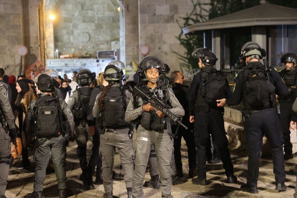 כוחות מג"ב בזירת הפיגוע (צילום: אלכס קולומויסקי) כוחות מג"ב בזירת הפיגוע