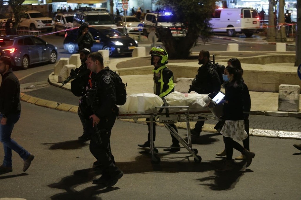 המחבל מפונה מהזירה (צילום: אלכס קולומויסקי) פינוי המחבל