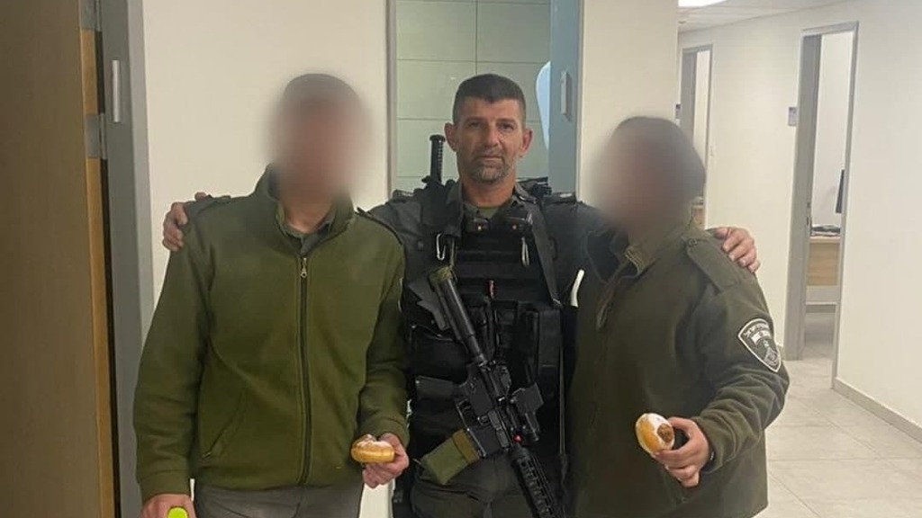שני הלוחמים עם מפקדם רפ"ק טעמה (צילום: דוברות המשטרה ) הלוחמים שניטרלו את המחבל לאחר חקירתם