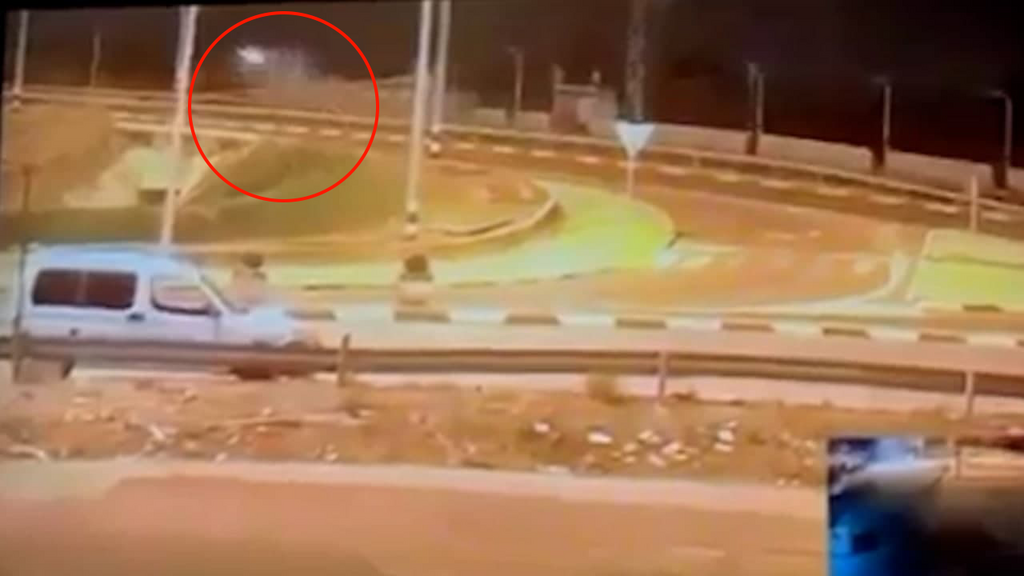 רגע ההתהפכות. הרכב הגיע במהירות מופרזת, ואיבד שליטה תיעוד זירה זירת תאונה תאונת דרכים רכב התהפך התהפכות שלושה גברים נהרגו צומת טמרה ראג'ח חיג'אזי מאהר חמאד מחמוד קלק הרוגים