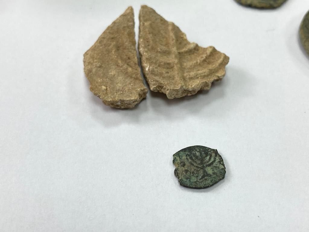 מטבע מתקופת החשמונאים (צילום: דוברות המשטרה) מטבע מתקופת החשמונאים