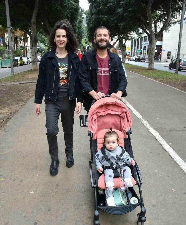 טיול משפחתי. קורין גדעון, הבעל חילי והבת אלונה