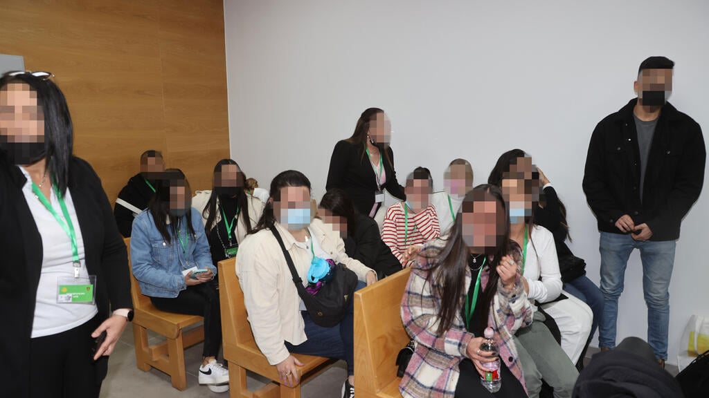 "מגיע אלינו מידע על נפגעות לא מיוצגות שקיבלו מידע חלקי ומטעה על ההסדר". חלק מהנפגעות באחד הדיונים (צילום: יריב כץ) החיילות שנפגעו בהארכת המעצר לסא"ל דן שרוני בבית הדין הצבאי בקריה תל אביב