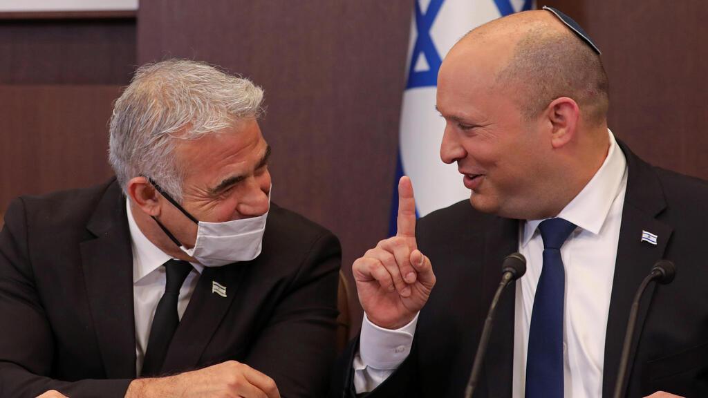 המשללה בראשותם הבטיחה "לפעול ליצירת שוויון חברתי מלא בין גברים לנשים". בנט ולפיד (צילום: EPA) ישיבת ממשלה