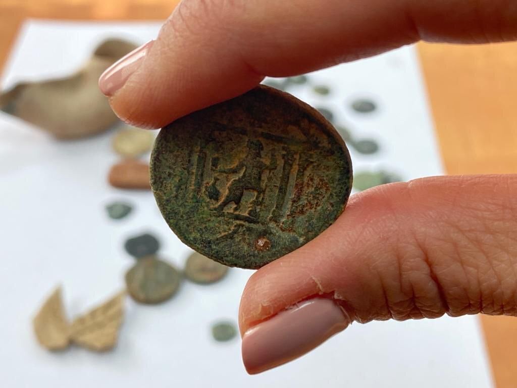 אחד המטבעות (צילום: דוברות המשטרה) אחד המטבעות