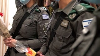 הלוחמים שנטרלו את המחבל בשער שכם מבקרים את הפצוע