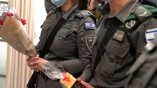 הלוחמים שנטרלו את המחבל בשער שכם מבקרים את הפצוע