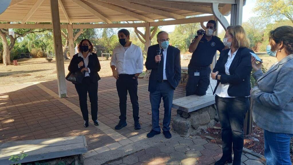 צילום: דוברות הרשות השופטת תמר ניסים שי, דני צרפתי ואשר קולה בסיור הרכב שופטים בבית הספר נופי גולן בקצרין בחלק ממשפטו החוזר של זדורוב