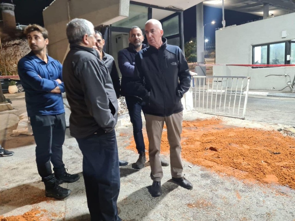 מנכ"ל משרד הביטחון במעבר תאנים, הלילה (צילום: רשות המעברים במשרד הביטחון) מנכ"ל משרד הביטחון במעבר תאנים, הלילה