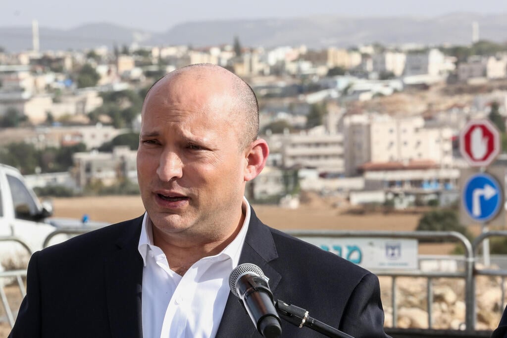 בנט בביקור בנגב, בשנה שעברה. הוא כינה את זה "אירוע טרור" (צילום: נעם ריבקין פנטון) נפתלי בנט בביקור בנקודת התצפית על רהט לקראת