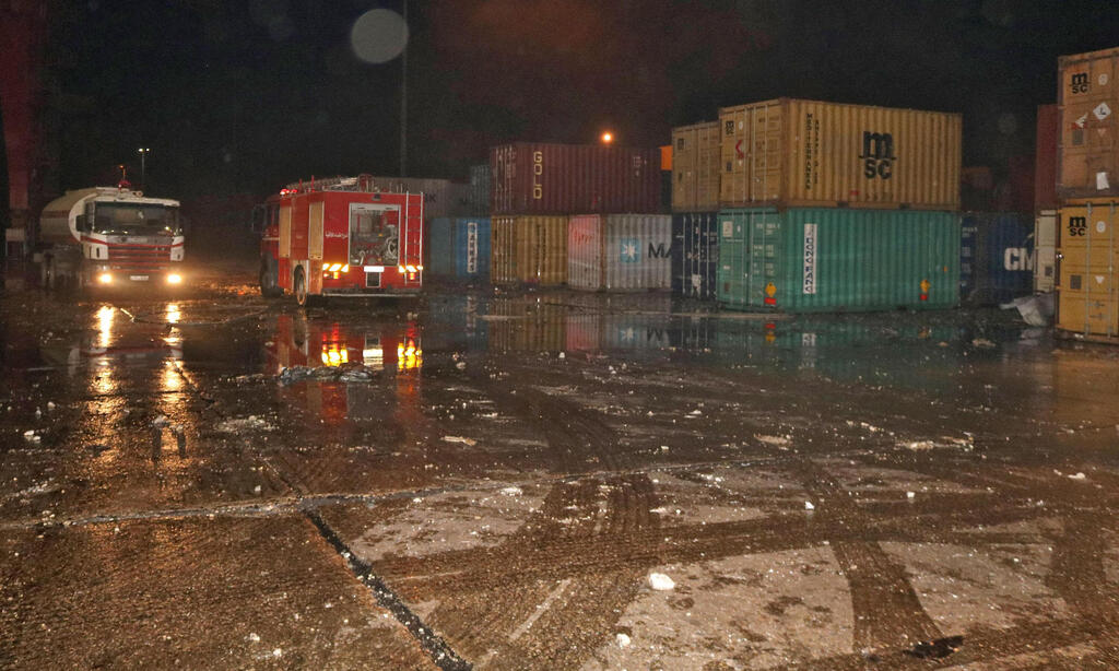 הנזק בנמל (צילום: AFP / SANA) נזק במתחם המכולות בנמל לטקיה לאחר הפיצוץ