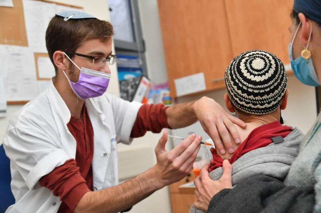 A child receiving a coronavirus vaccine (Photo: Yoav Dudkevitch) מבצע חיסוני הילדים בישוב אפרת