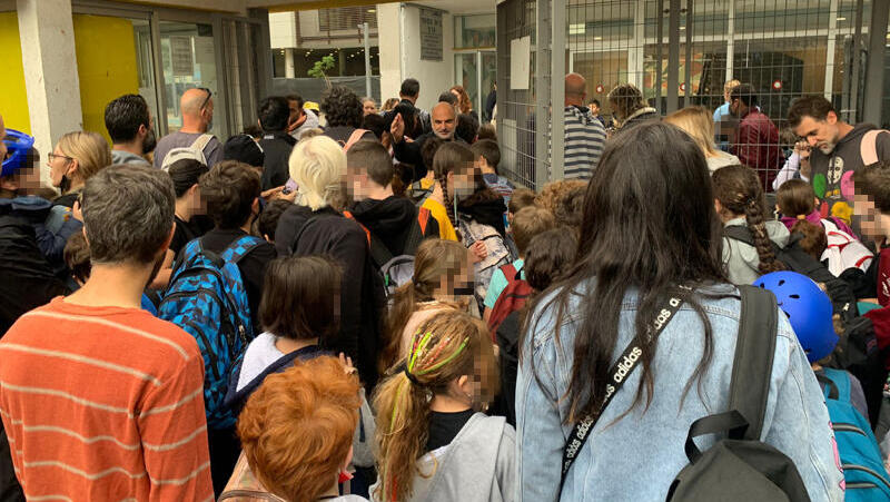 התקהלות באישור בדיקות האנטיגן בבית ספר גרץ בתל אביב (צילום: אדית מזרחי) התקהלות באישור בדיקות האנטיגן בבית ספר גרץ בתל אביב