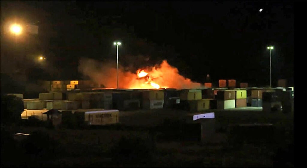 השריפה בנמל (צילום: AFP / SANA) נזק במתחם המכולות בנמל לטקיה לאחר הפיצוץ