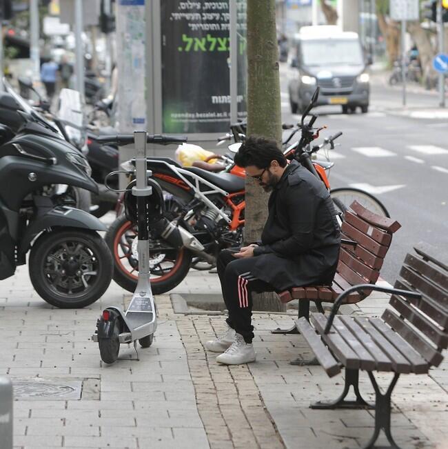 לבד על הספסל. יהודה לוי