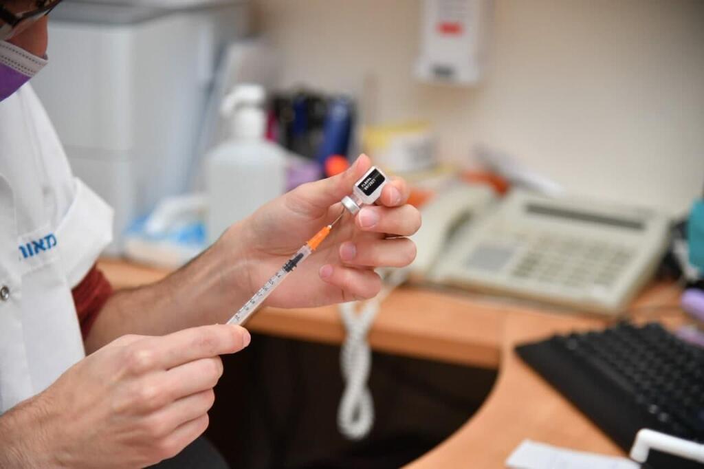 A healthworker preparing a dose of Pfizer's coronavirus vaccine (Photo: Yoav Dudkevich) מבצע חיסוני הילדים בישוב אפרת