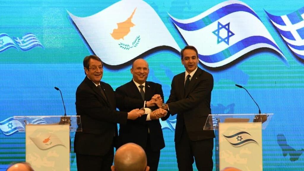 בנט עם ראש ממשלת יוון ונשיא קפריסין. בלי פגיעה בברית האזורית (צילום: רפי קוץ) נפתלי בנט עם ראש הממשלה של יוון ונשיא קפריסין