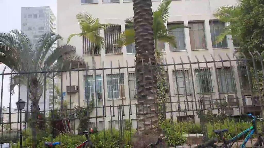 בית הספר בתל אביב שבו לומד הנער החשוד באונס (צילום: מוטי קמחי) בית הספר שבו למד הנער בתל אביב
