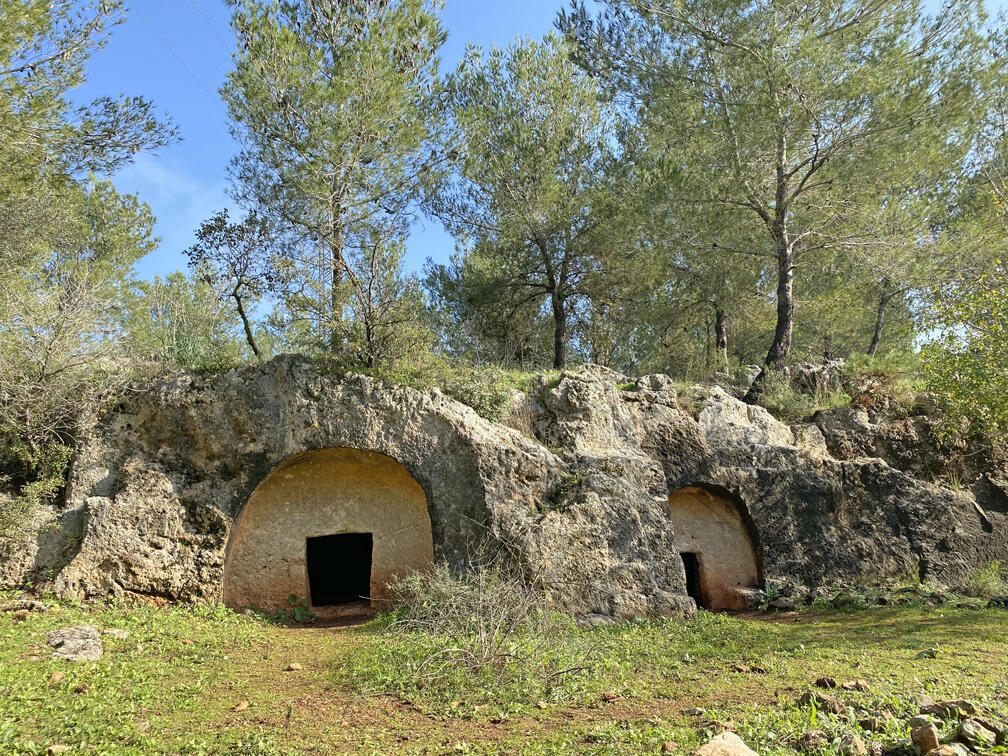 מערות הקבורה של חורבת חרמש (צילום: גלעד כרמלי) מערות הקבורה של חורבת חרמש