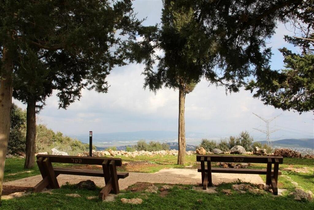 הספסלים במצפור קרן הכרמל (צילום: יעקב שקולניק, ארכיון הצילומים של קק"ל) הספסלים במצפור קרן הכרמל